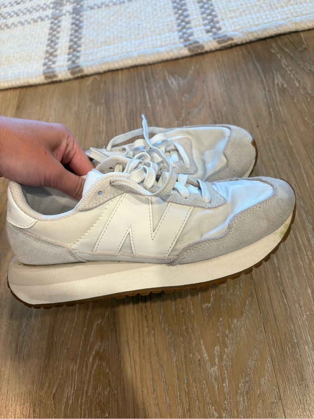 New Balance Women's White and Light Gray Retro Runner